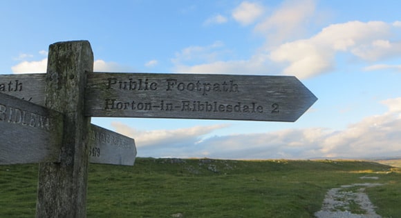 Hortin-in-Ribblesdale-2-miles-signpost